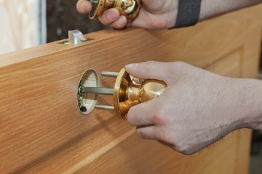 Kapı mobilya, yükleme woodworker iç dönüm kapı tokmağı, el yakın çekim kilitli..