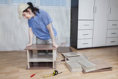 Mobilya montajı, marangoz yapıştırıcı uygulamak ve iki tahtayla beraber kelepçe.