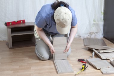Ahşap mobilyalar, birlikte kendi derleme koyarak kadın bir araya 