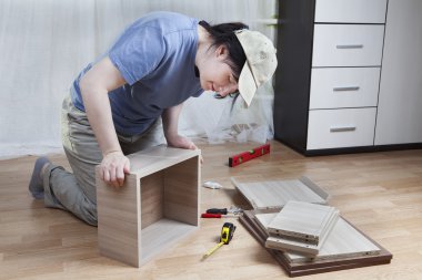 Kadın birlikte çekmece kurulu, evde mobilya montajı tutkallar