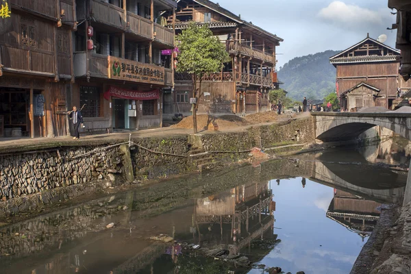 Landelijke rivier in het dorp van een etnische minderheid van China. — Stockfoto