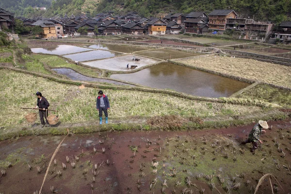 Trabajo de campo de primavera de agricultores chinos del pueblo de montaña . —  Fotos de Stock