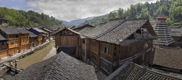 Telhados Tiled Dong casas povos aldeia, Zhaoxing, Província de Guizhou, China . — Fotografia de Stock