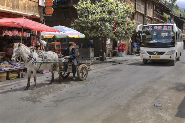 Transport in ländlichen Gebieten ethnischer Minderheiten, Bus und Pferd, Guizhou, China. — Stockfoto