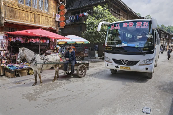 셔틀 버스와 말이 끄는 운송, 소수 민족 마을, Guizhou, 중국. — 스톡 사진