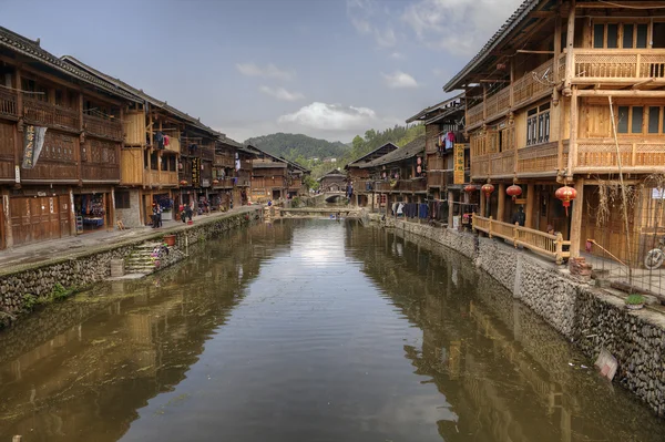 Dong huizen met reflecties, Zhaoxing Dong dorp, provincie Guizhou, China. Rechtenvrije Stockfoto's