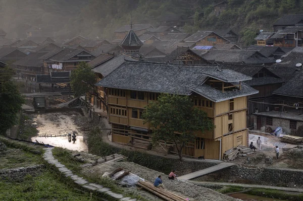 Crepúsculo en el pueblo de Zhaoxing de la minoría étnica Dong, Guizhou, China . — Foto de Stock