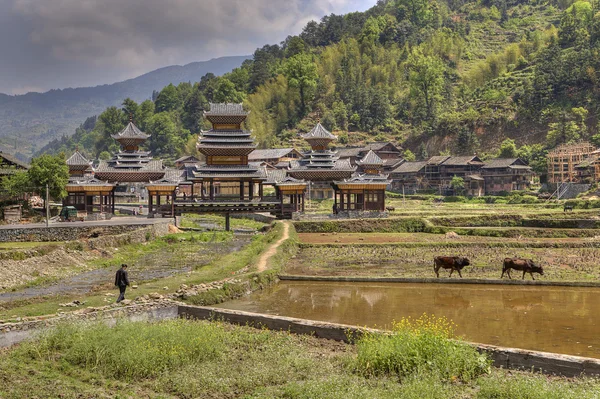 Ορεινό χωριό με ξύλινη σκεπαστή γέφυρα, Zhaoxing, Guizhou, Κίνα. — Φωτογραφία Αρχείου