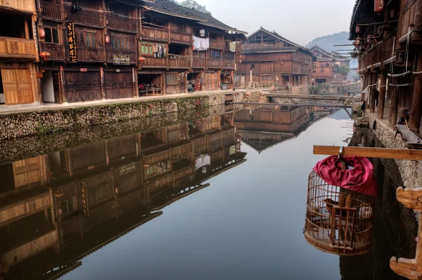 Reflection of farmhouses in water rural river, Zhaoxing, Guizhou, China. — Stock Photo, Image