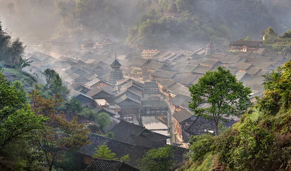 Drewniany dom dong mniejszości etnicznych wieś w górskich południowo-zachodnich Chinach. — Zdjęcie stockowe