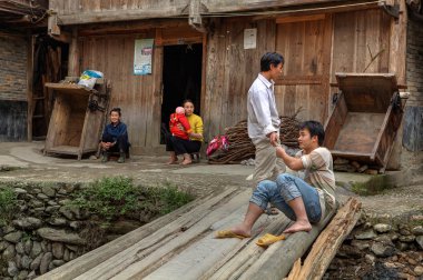 Köylüler Çin'deki köy sokak, Guizhou il dinlen.