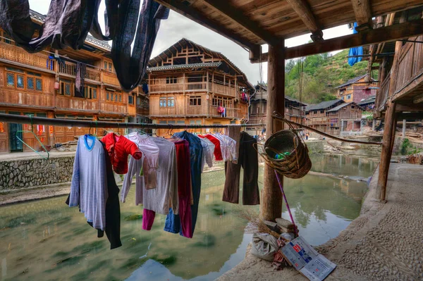 Υγρό πλυντηρίου ξήρανση στις κρεμάστρες υπό κάλυψη σε εξωτερικούς χώρους, Guizhou, νοτιοδυτική Κίνα. — Φωτογραφία Αρχείου