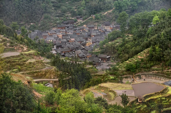 Hamlet in bergen van zuidwestelijk China, Dong etnische minderheid dorp, provincie Guizhou. — Stockfoto