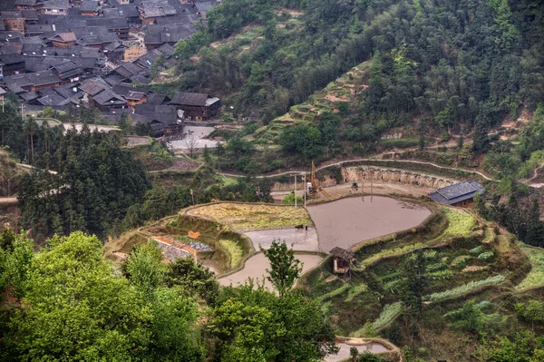 Ρύζι βεράντες πάνω σε λόφο κοντά στο χωριό της μειονότητας, Κίνα. — Φωτογραφία Αρχείου