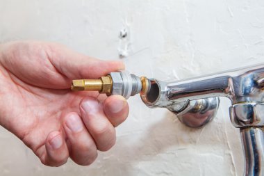Tesisatçı yüklemek yakın çekim yakışıklı kapak mutfak musluk suyu için dokunun
