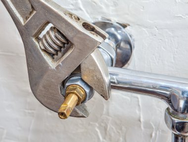 Tesisatçı sabitleme su dokunun su sızıntı ile 