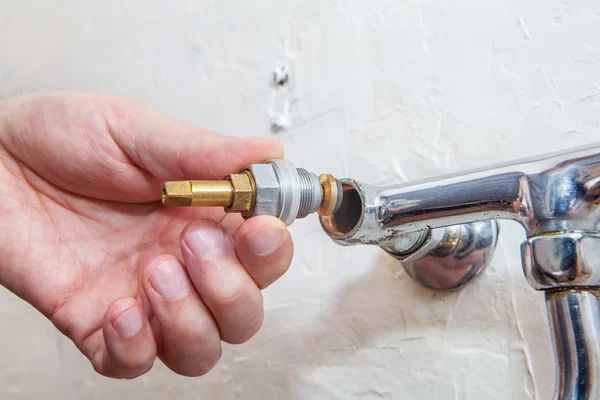 Close-up mãos encanador instalar válvula de torneira para torneira de água da cozinha — Fotografia de Stock