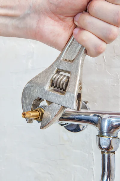 Rörmokare händer vände vatten ventil kran använder rörmokare justerbar. — Stockfoto