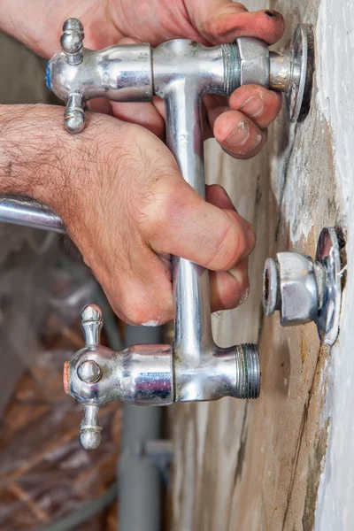 Reparação de torneira de cozinha, mãos de encanador segurando torneira de ponte closeup — Fotografia de Stock