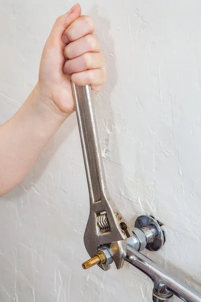 Rörmokare händer fastställande vattenventil tryck med rörmokare skiftnyckel. — Stockfoto