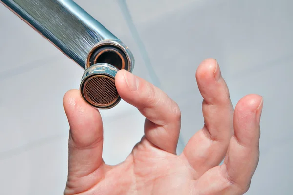 Nahaufnahme eines Handwerker, der einen Wasserhahn im Badezimmer repariert. — Stockfoto