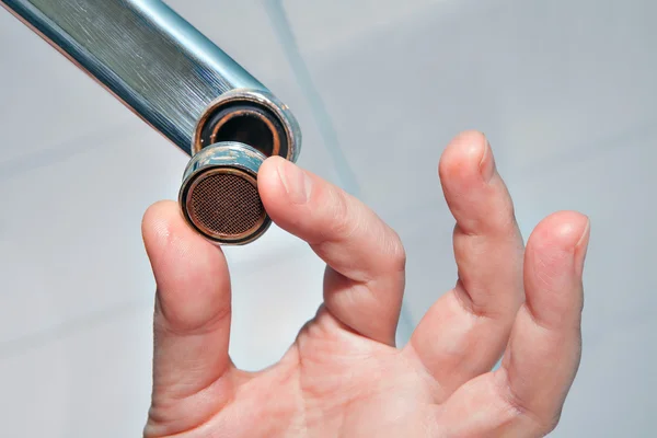 Primer plano del manitas reparando un grifo en el baño . — Foto de Stock