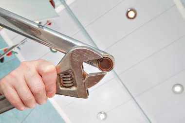 Musluk ayarlanabilir bir anahtarı ile eski aerator kaldırmak yakın çekim.