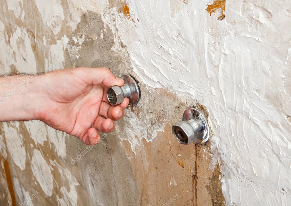 Instalación excéntrica de grifo de montaje en pared, plomero mano