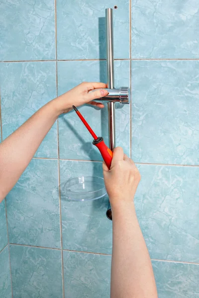 Reparación de fontanería, instale la barra de riel deslizante de ducha con jabonera . — Foto de Stock