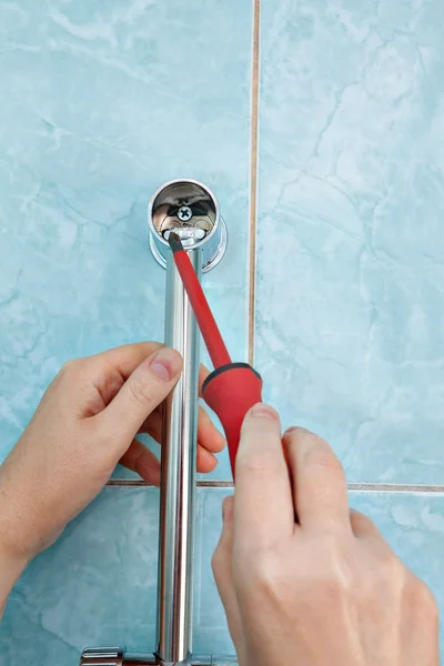 Primeros planos de las manos de los trabajadores fijadas a la ducha del soporte de pared, utilizando destornillador . — Foto de Stock