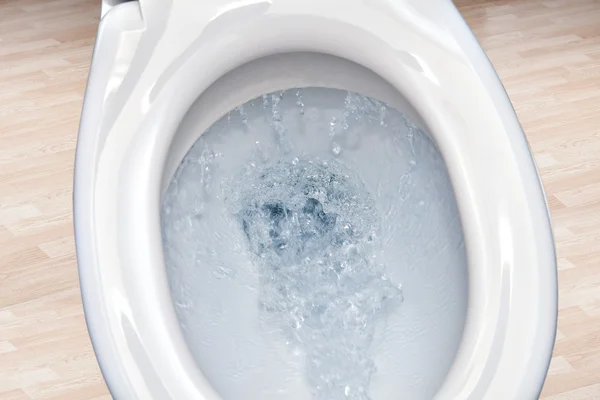 Wyświetlić zbliżenie płukania miski WC biały. — Zdjęcie stockowe
