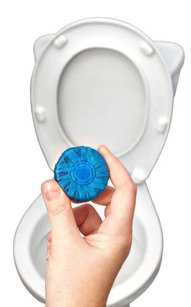 Niebieskie tabletki czyszczące dla dezynfekcja WC miska w ręku gospodyni. — Zdjęcie stockowe
