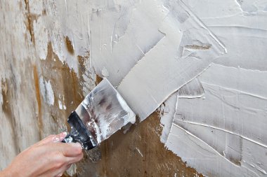 Duvar ressamlar macun, çelik spatula holding ressam eller hizalama