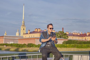Rusya, St. Petersburg 'un tarihi merkezinde telefonu olan beyaz bir turist..
