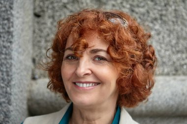 Çekici, mutlu, orta yaşlı, kızıl saçlı kadın..