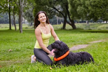 Yazın parktaki çimlerin üzerinde kara köprü uzanır..