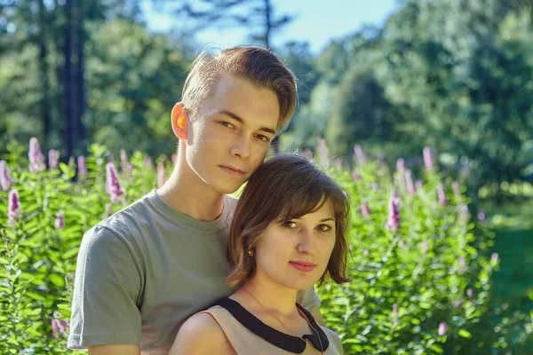 若い男と女は公園でデートを持っています. — ストック写真