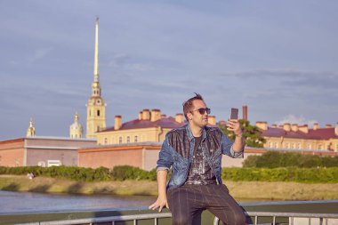 Saint-Petersburg, Rusya 'da telefonlu erkek turist.