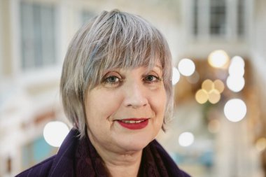 Alışveriş merkezinin içinde neşeli yaşlı kadınlar portresi.