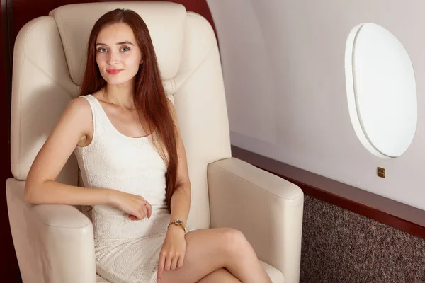Молодая европейская женщина сидит внутри частного самолета. — стоковое фото