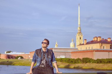 Genç hippi tarihi Saint-Petersburg, Rusya 'da oturuyor..