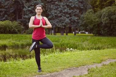 Beyaz aktif kadın yazın sağlıklı olmak için dışarıda egzersiz yapıyor..