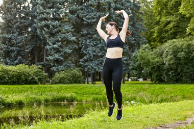 Aktif Kafkas dişisi yazın açık havada egzersiz yapıyor..