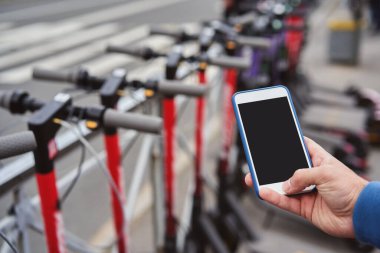 Açık havada QR kodunu tarayarak elektrikli scooter kiralamak.