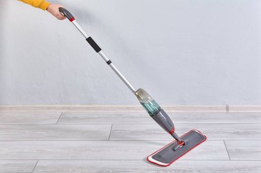 Mikrofiber bez ve sprey şişeyle yerleri temizlemek için düz sprey..