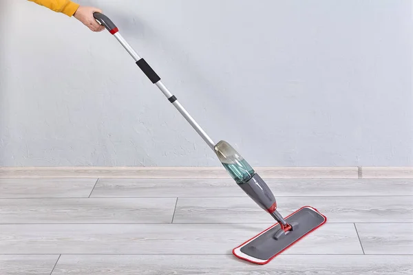 Spazzola spray piatta per la pulizia del pavimento con panno in microfibra e bottiglia spray. — Foto Stock