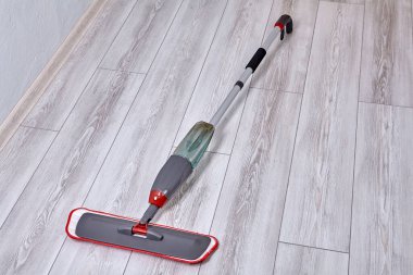 Tahta zemin temizleyicisi, tetik spreyi ve mikro fiber pedi ile su püskürten düz sprey..