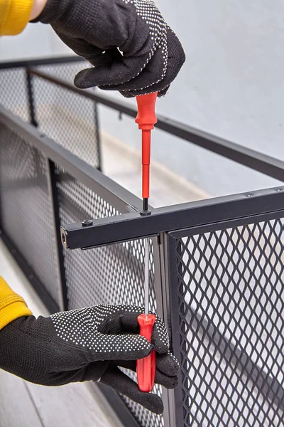 Τοποθέτηση επίπεδης συσκευασίας επίπλων με κατσαβίδι από εργαζόμενο στο σπίτι — Φωτογραφία Αρχείου