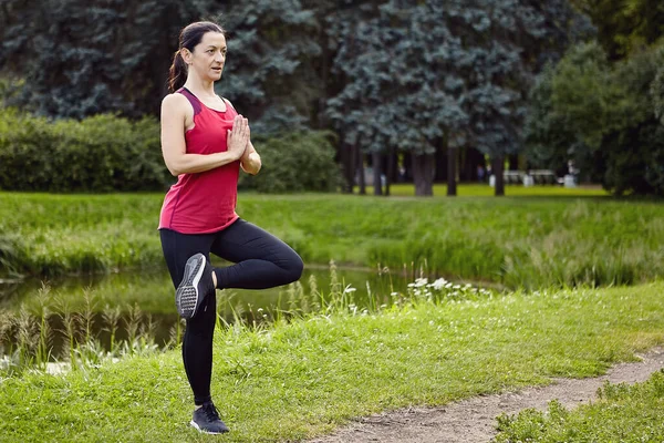 Yoga no parque público por mulher branca. — Fotografia de Stock