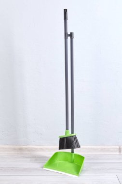 Plastikten yapılmış fırça ve faraş içeride birbirine bağlı duruyor..